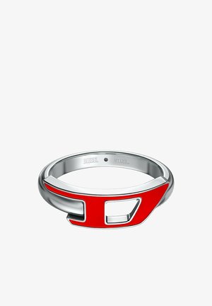 Anello in acciaio argentato con un audace design a "D" smaltato di rosso e la scritta "DIESEL STEEL" incisa all'interno della fascia.