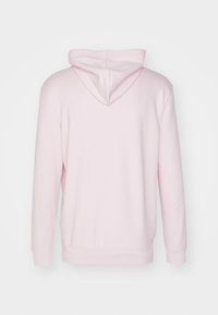 Felpa con cappuccio rosa realizzata in tessuto morbido, caratterizzata da una tasca a marsupio, maniche lunghe e cappuccio con cordino. La vista posteriore mostra dettagli di cucitura minimi.