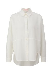 Vit linne skjorta med långa ärmar, knappstängning fram, klassisk krage och sidoklyftor för extra detalj. Slät textur och lätt utformning.