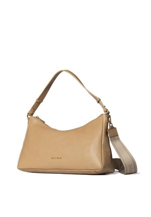Beige Leder-Schultertasche mit verstellbarem Riemen, goldenem Reißverschluss und Markenstoffgriffbefestigung auf weißem Hintergrund.