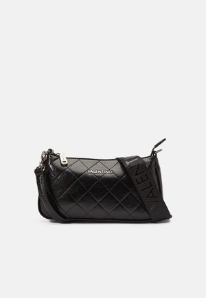 Bolso bandolera acolchado negro de Valentino con logo plateado y correa ancha extraíble con la marca Valentino.