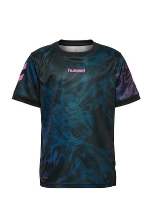 Schwarzes kurzärmeliges Sportshirt mit blauen und violetten abstrakten Mustern, pinkem "hummel"-Logo auf der Brust und pinken Chevron-Streifen am linken Ärmel.