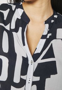 Emily van den Bergh Bluzka