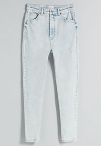 Světle modré skinny džíny s vysokým pasem, předním knoflíkem, zipem, poutky na opasek a mírně distressed detailem na pravém stehně.