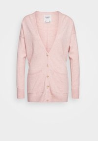 Světl růžový kardigan s výstřihem do V, dlouhými rukávy a čtyřmi knoflíky vpředu. Má dvě přední kapsy a žebrované manžety. Měkká textura.