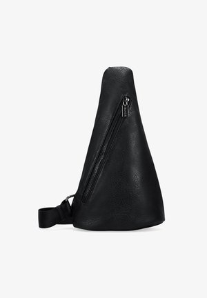 Bolso bandolera de imitación cuero negro con un diseño triangular, bolsillo frontal con cremallera, correa ajustable y detalle de superficie texturizada.