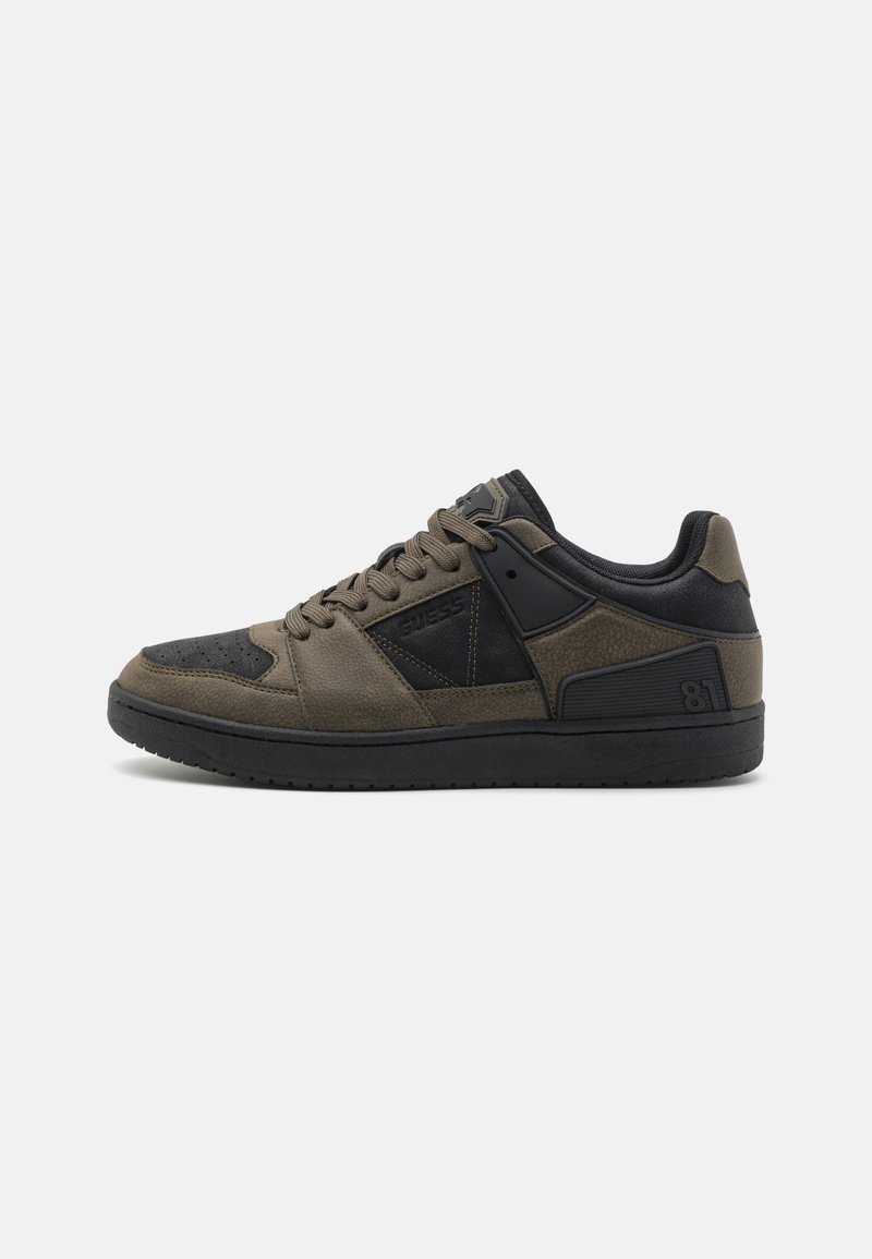 Sneaker bassi in oliva scuro e nero, con pannelli in pelle testurizzata e mesh, punta rotonda, lacci piatti e suola in gomma.