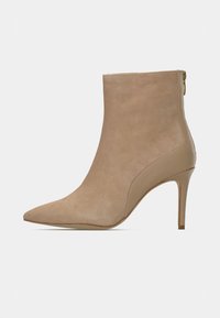 Gheata bej din piele întoarsă, cu vârf ascuțit, închidere cu fermoar și toc stiletto. Textură netedă, cu detalii minimale și un design elegant.