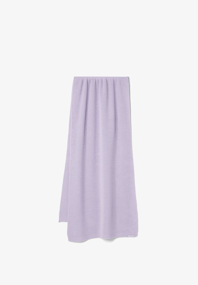 Fustă tricotată lavandă cu un model texturat, având o talie elastică și o siluetă fluidă. Materialul pare moale și ușor.