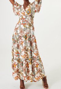 Maxikleid mit Blumenmuster, V-Ausschnitt, kurzen Ärmeln und elastischem Bund. Hergestellt aus leichtem Stoff in Weiß, Orange, Türkis und grünen Tönen.