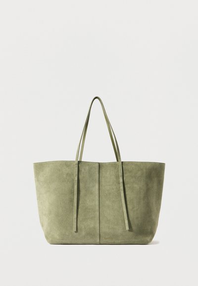 Borsa tote in suede verde con due manici lunghi, design senza cuciture e forma strutturata. Nessuna ferramenta o accenti visibili.