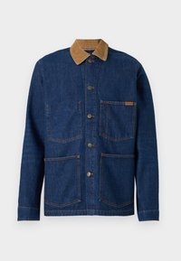 Chaqueta de denim en azul oscuro con un cuello de pana beige. Presenta cuatro bolsillos, botones metálicos y acentos de costura naranja.