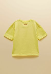 T-shirt jaune à manches courtes avec un col rond, montrant le dos et un petit logo rouge "Joules" sous le col.