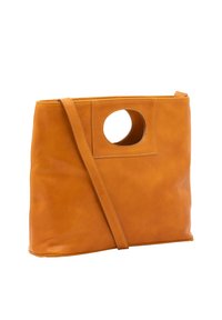 Taschenhandtasche aus braunem Leder in rechteckiger Form mit einem runden Ausschnitt, einem langen verstellbaren Schulterriemen und einer glatten Textur.