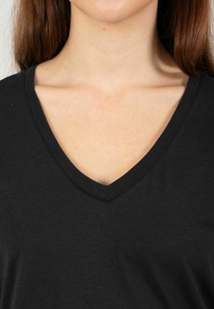 Schwarzes V-Ausschnitt-T-Shirt aus weichem Stoff, mit lockerer Passform und glatter Textur, ohne sichtbare Muster oder Akzente.