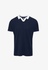 Polo azul marino de manga corta con cuello y puños blancos, con un corte en el escote en forma de V.
