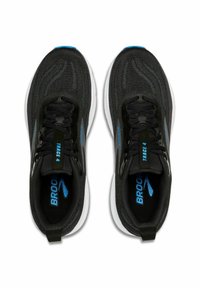 Scarpe sportive nere con tomaia in rete, dettagli blu a contrasto, punta arrotondata e suola bianca. Presentano lacci e suole interne imbottite.
