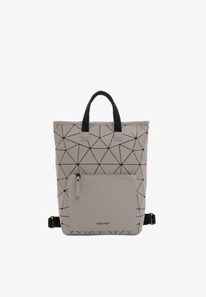 Bolso tote de patrón geométrico gris con acentos negros, que cuenta con dos asas cortas, un bolsillo delantero con cremallera y correas ajustables.