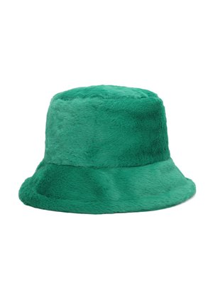 Cappello a secchiello verde in pelliccia con una texture morbida, forma cilindrica e una visiera larga e leggermente curvata. Superficie liscia senza hardware visibile.