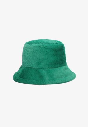 Cappello a secchiello verde in pelliccia con una texture morbida, forma cilindrica e una visiera larga e leggermente curvata. Superficie liscia senza hardware visibile.