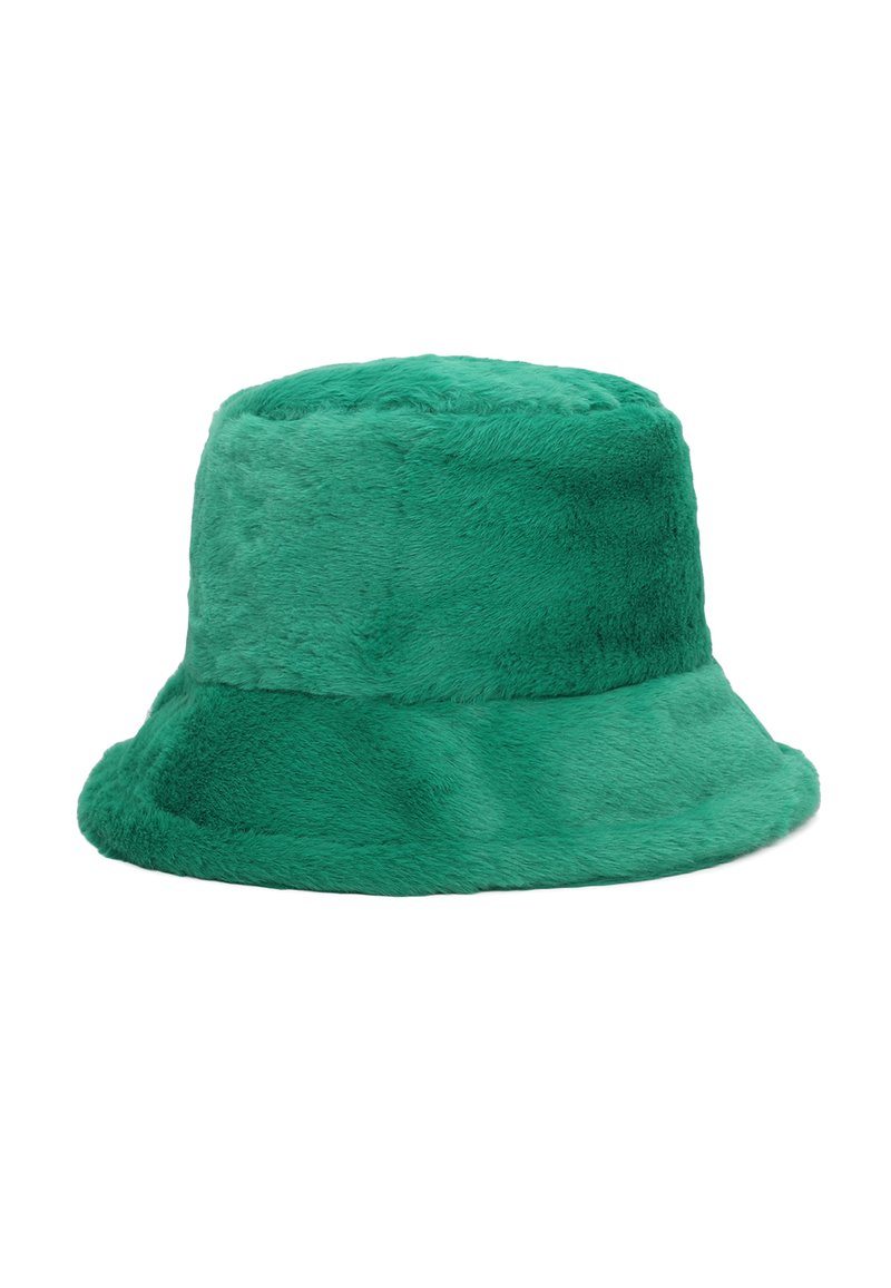 Cappello a secchiello verde in pelliccia con una texture morbida, forma cilindrica e una visiera larga e leggermente curvata. Superficie liscia senza hardware visibile.
