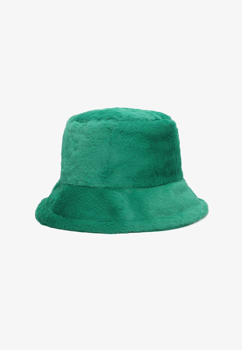 Cappello a secchiello verde in pelliccia con una texture morbida, forma cilindrica e una visiera larga e leggermente curvata. Superficie liscia senza hardware visibile.