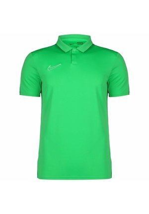 Polo vert en tissu lisse, avec un col classique et un logo Nike blanc sur le côté gauche. Manches courtes et coupe ajustée.