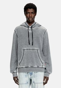 Hoodie gris avec une poche avant, cordons de serrage noirs et coutures contrastées. Fait d'un doux mélange de coton avec une coupe décontractée.