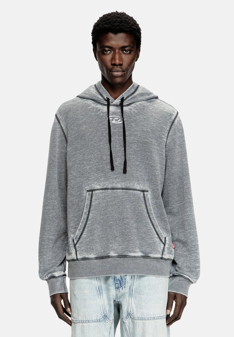 Hoodie gris avec une poche avant, cordons de serrage noirs et coutures contrastées. Fait d'un doux mélange de coton avec une coupe décontractée.