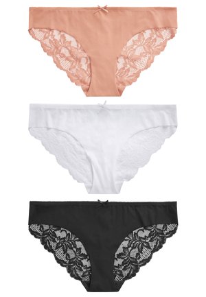Drie paren damesondergoed: perzikkleurig met kanten rand, wit met kanten zijkanten, en zwart met kanten accenten, allemaal met een lintdetail.