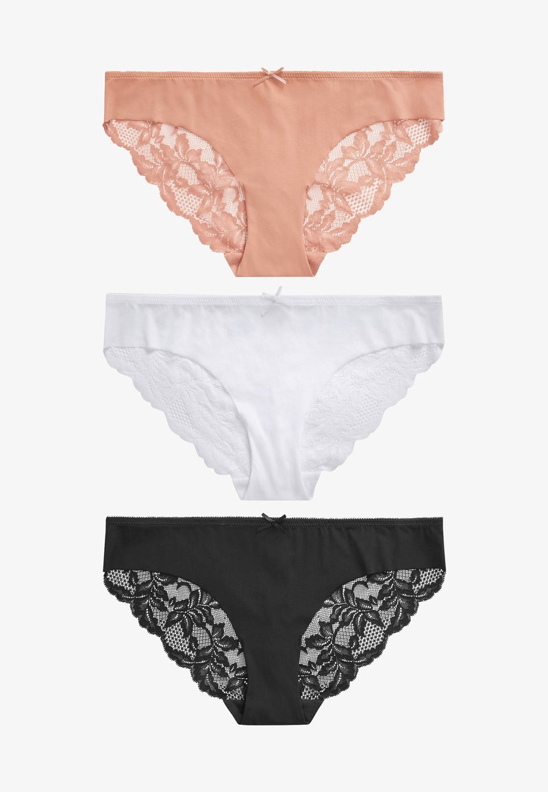 Tre paia di mutandine da donna: pesca con pizzo, bianche con lati in pizzo e nere con dettagli in pizzo, tutte con un nastro decorativo.