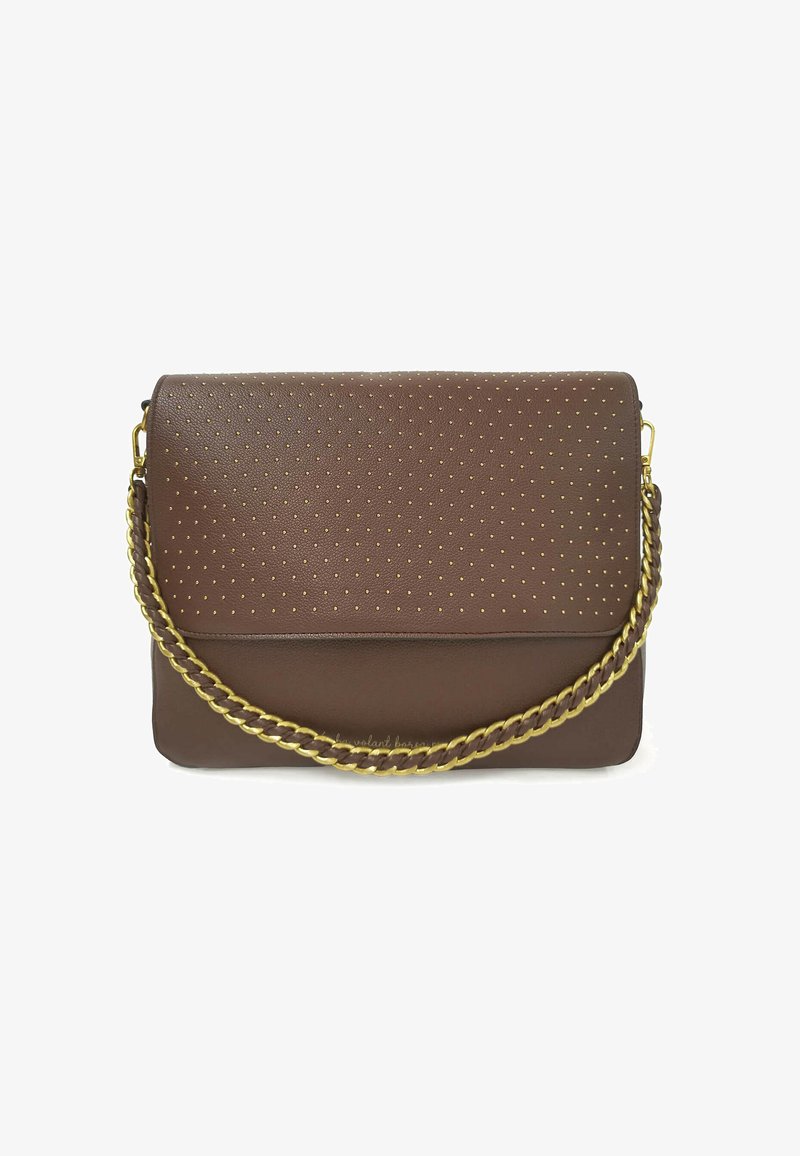 Borsa a mano in pelle marrone con dettagli traforati, tracolla a catena color oro, patta ripiegata e texture liscia. Forma rettangolare compatta.