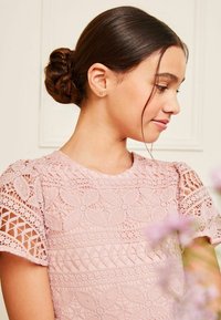 Lipsy FLUTTER SLEEVE REGULAR FIT - Kokteiļkleita/ballīšu kleita - pink