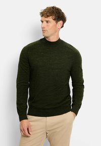Dunkelgrüner Strickpullover mit hohem Kragen, taillierten Ärmeln und gerippten Bündchen. Die Textur wirkt weich mit einem dezenten melierten Muster.