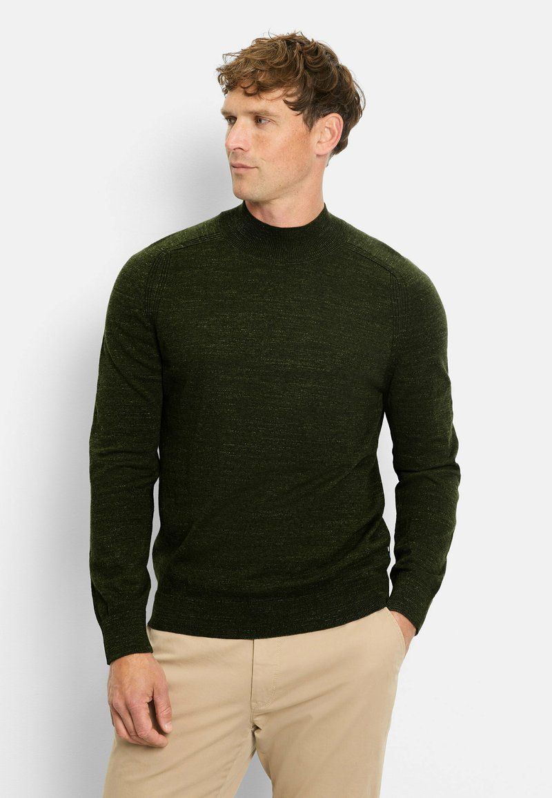 Dunkelgrüner Strickpullover mit hohem Kragen, taillierten Ärmeln und gerippten Bündchen. Die Textur wirkt weich mit einem dezenten melierten Muster.