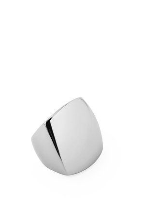Anneau en argent lisse et brillant avec une large surface carrée angulaire sur le dessus, présenté sur un fond blanc uni.
