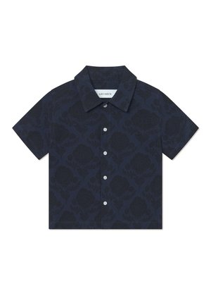 Chemise bleu marine à manches courtes avec un motif floral, fabriquée en tissu léger. Elle présente un col boutonné et une fermeture à boutons sur le devant.