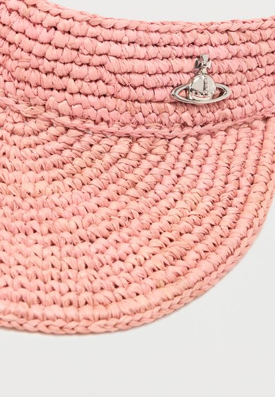 Ροζ υφαντή ψάθινη βισόρα με μεταλλικό λογότυπο σε σχήμα ασημένιας σφαίρας στο κέντρο μπροστά, σε λευκό φόντο.