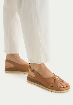 Lasocki, LASOCKI WOMEN'S SANDALS BROWN - Keilsandalette - brown