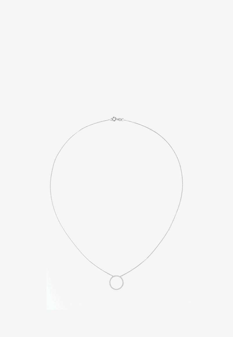 Sølv halskæde med en tynd kæde og en cirkulær vedhæng. Det cirkulære vedhæng er glat og skinnende og fremhæver dets minimalistiske design.