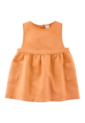 Ærmeløs orange kjole til småbørn med en indsnøret talje og to forlommer foran, lavet af blødt stof og med knaplukning på ryggen.