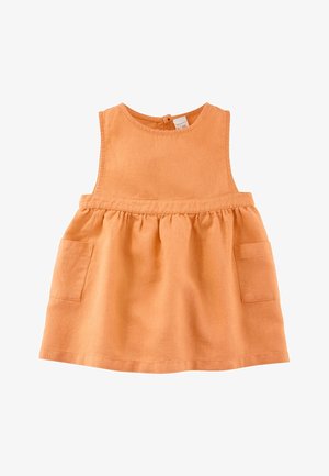 Robe sans manches orange pour tout-petit avec une taille froncée et deux poches plaquées frontales, en tissu doux avec une fermeture à boutons dans le dos.