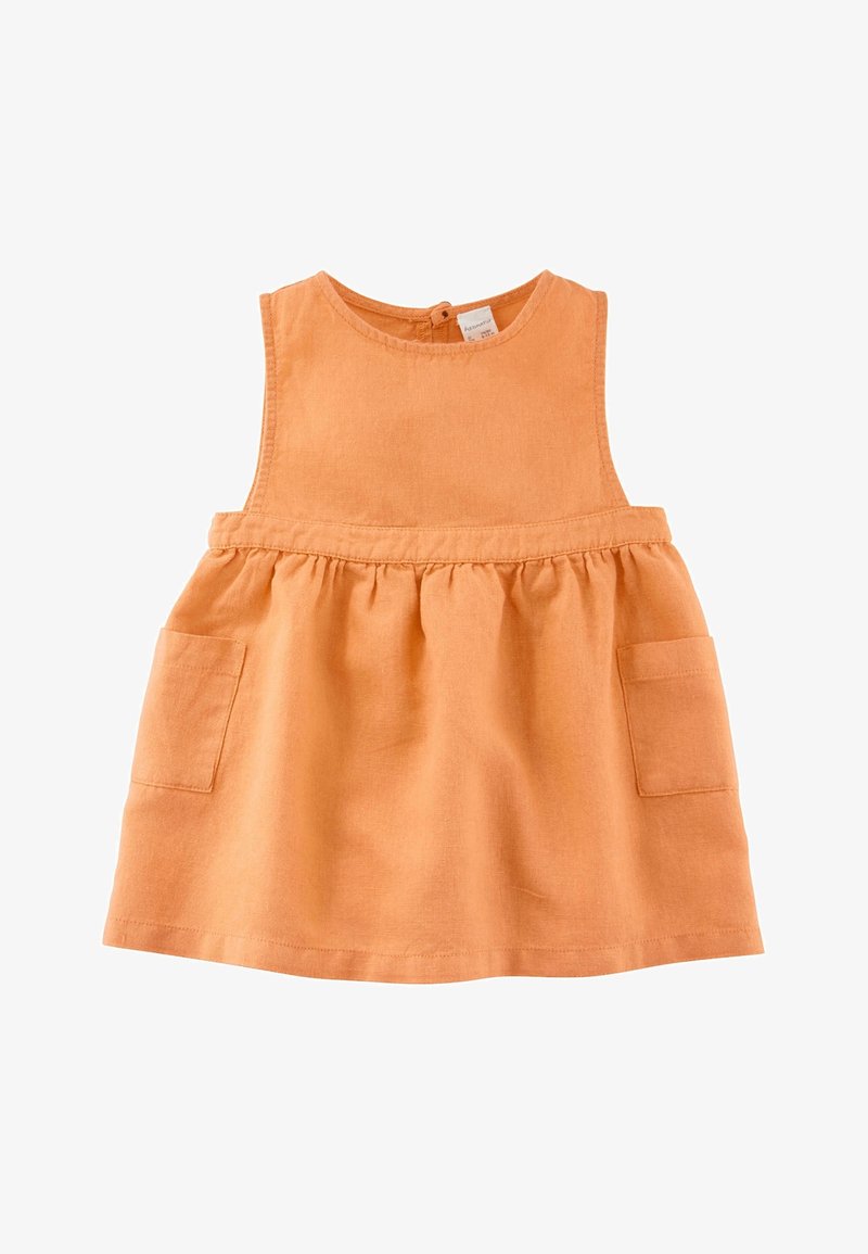 Robe sans manches orange pour tout-petit avec une taille froncée et deux poches plaquées frontales, en tissu doux avec une fermeture à boutons dans le dos.