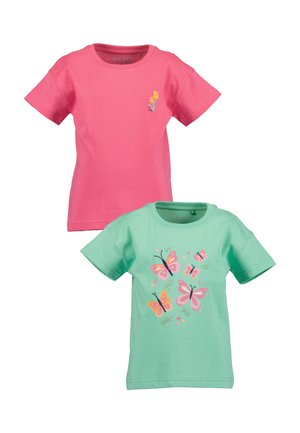 To bomuldstrøjer: en lyserød med et lille blomstermotiv, en mintgrøn med farverige sommerfugle og blomsterdesign.