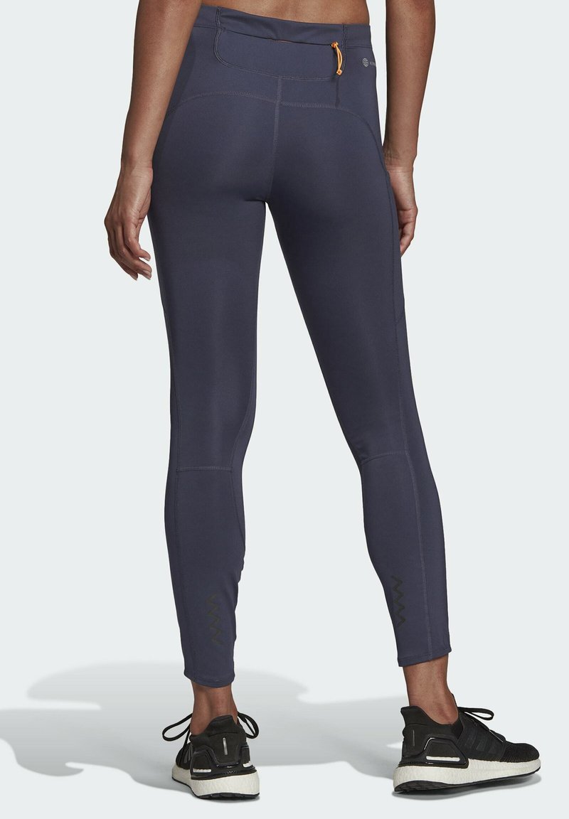 Marine leggings met een nauwsluitend ontwerp, voorzien van een achterzak met oranje ritssluiting en textuurstof. Inclusief merkvermelding op het onderbeen.