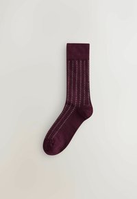 Sosete burgundy cu dungi fine albe orizontale, vârf cu model ribat, textură netedă, lungime standard, vârf fără cusături, potrivite pentru îmbrăcăminte formală sau casuală.