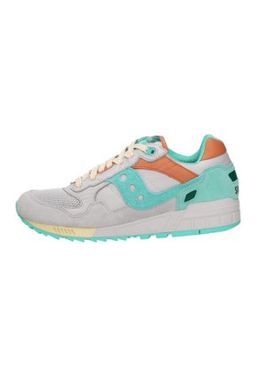 Lichtgrijze en turquoise sportieve sneaker met beige veters, oranje accenten en een getextureerde zool, zijaanzicht op een witte achtergrond.