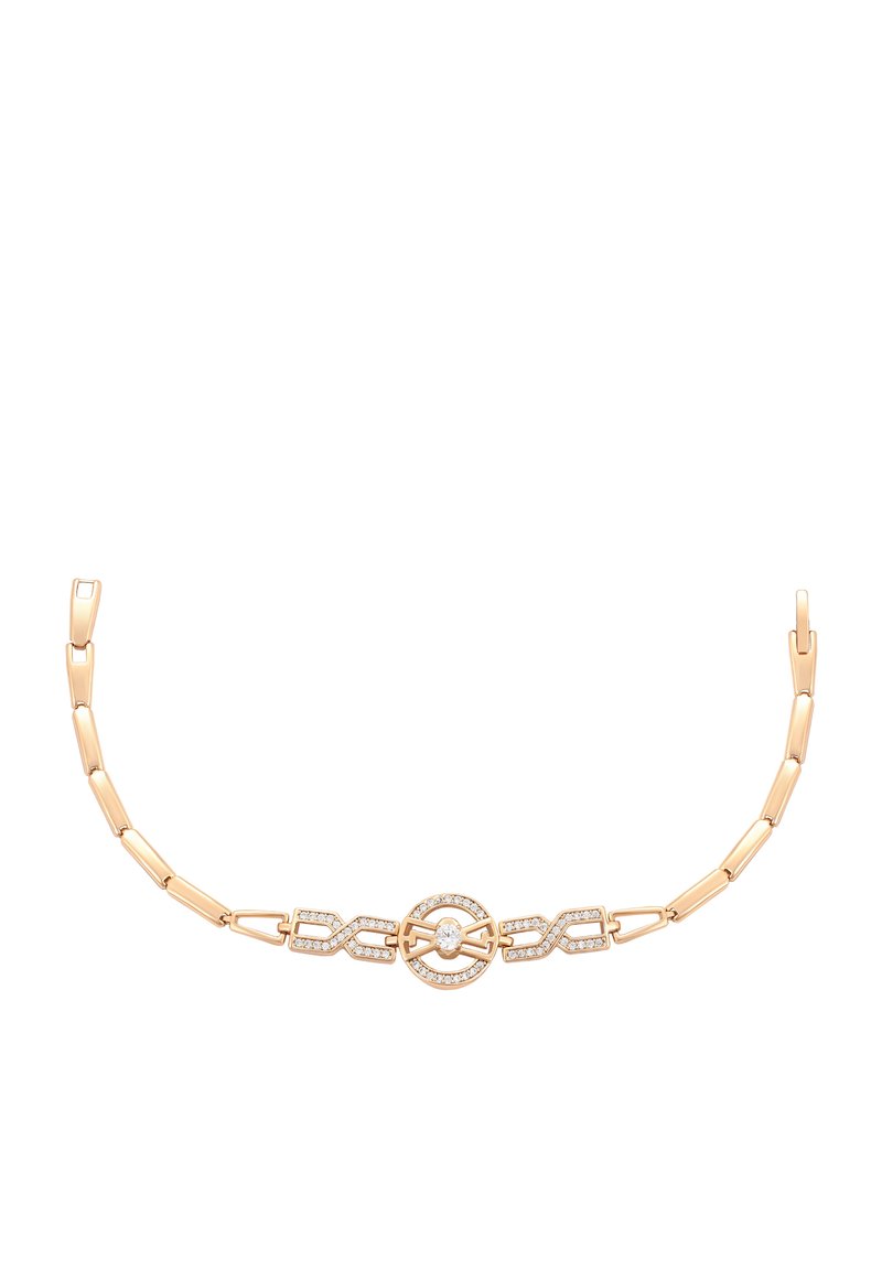 Arany karkötő téglalap alakú láncszemekkel, középen egy kerek csattal, amelyet kis gyémántok díszítenek, és egy nagyobb gyémánt a közepén.