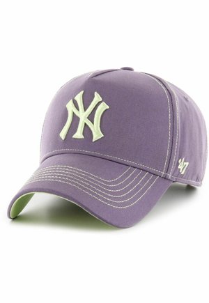 Lila Baseballkappe mit einem weißen gestickten "NY"-Logo, weißen Nähten und einer grünen Unterseite des Schirms. Verstellbarer Riemen hinten.