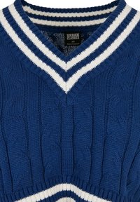 Modrý pletený svetr s V- výstřihem, ozdobený bílými a tmavě modrými pruhy na límci a s texturou copánkového pletení po celé ploše.